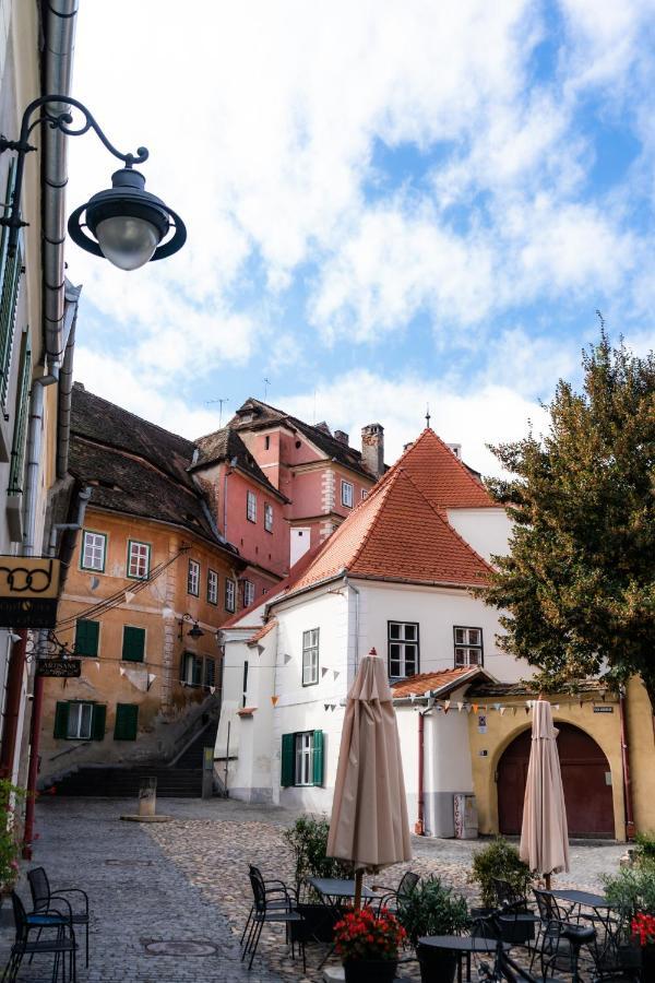 Charming Studio Ideal For Getaways Or Workations In Sibiu'S Medieval City Center Luaran gambar